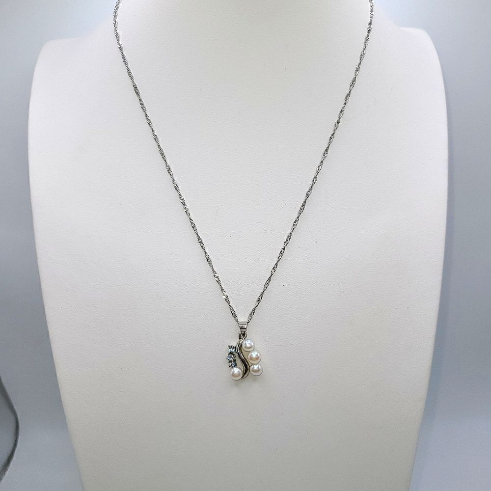 Faux Pearl and Rhinestone silvertone necklace - Picture 3 of 6